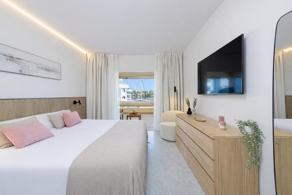WintowinRentals Premium Apartment with Terrace and Stunning Views in Puerto Marina - 3