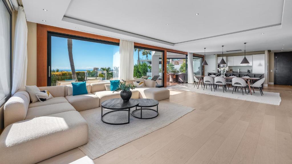 VACATION MARBELLA I Villa Paraiso The View, 6 BDR, Modern Villa, Infinity Heated Pool, Gated Community, Cinema Room, Sea View, Golf Courses - 2