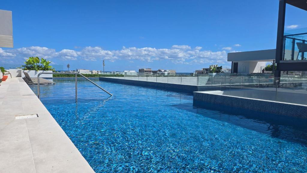Playa's Golden Area -- Casa Omega 2BR 2BA tropical retreat, beach, infinite Pool, Gym - 5
