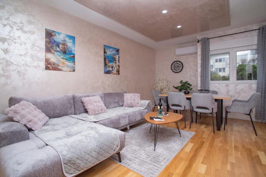 Spacious 2 Bedroom Flat near Beaches & PM - 2