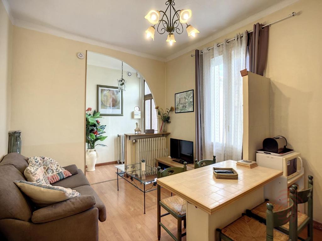 Bel F2 lumineux avec terrasse privée, à 5 min des Thermes et cœur de ville, animaux acceptés - FR-1-451-37 - 1