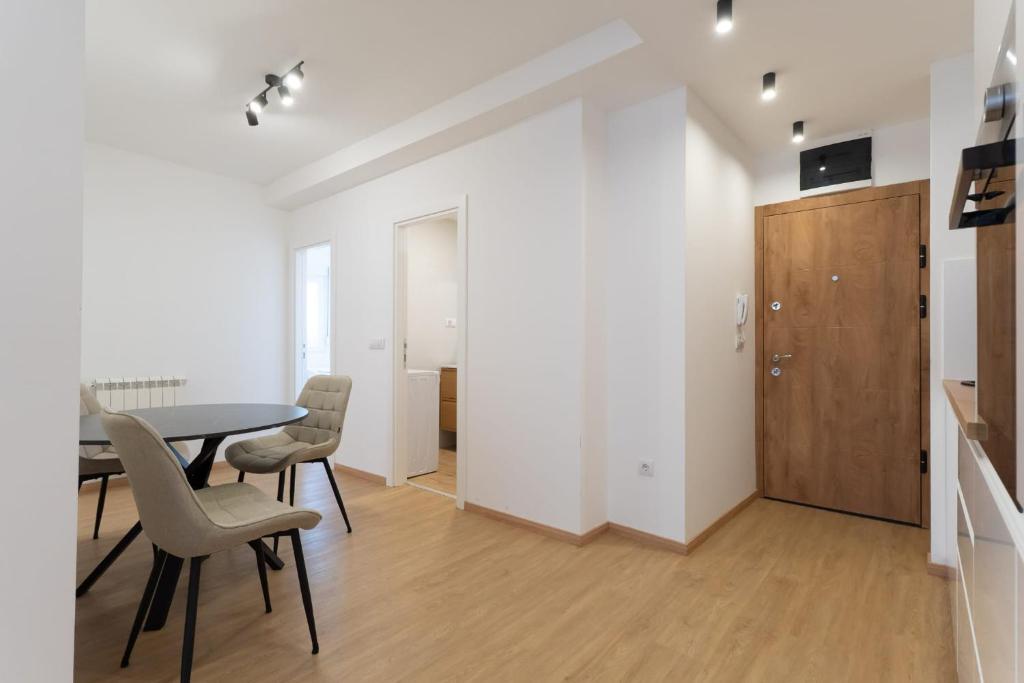 Sunny Apartment with Balcony and great Wi-Fi - 2