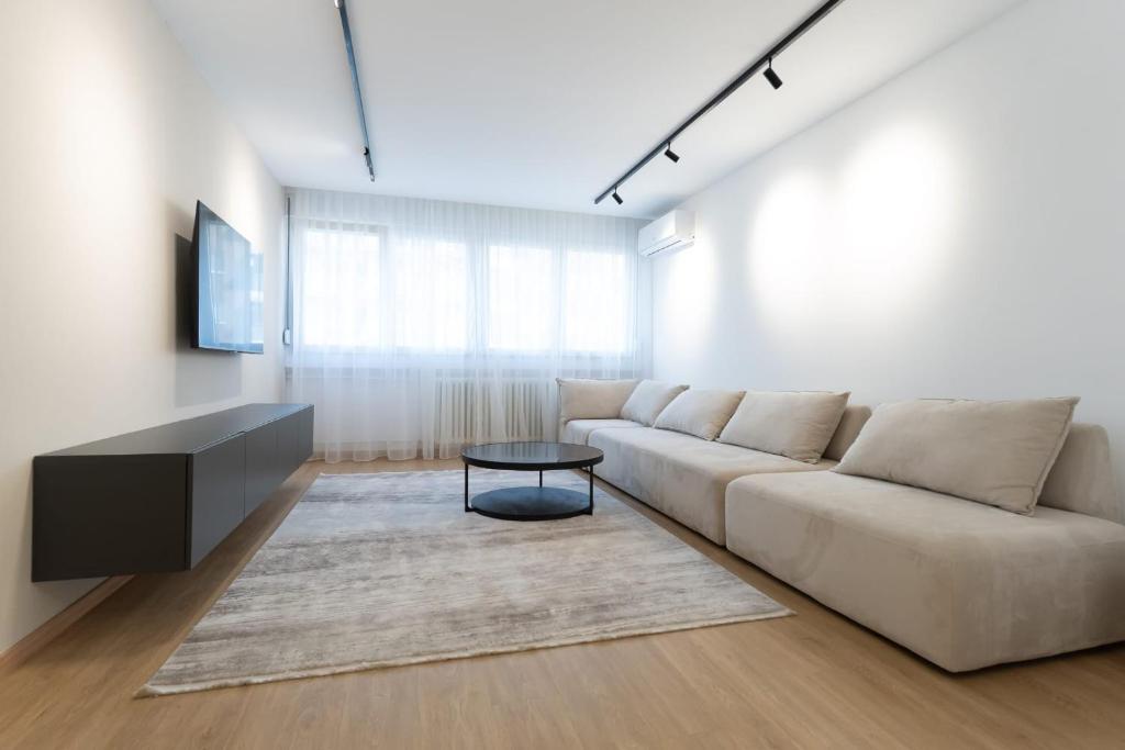 Sunny Apartment with Balcony and great Wi-Fi - 3