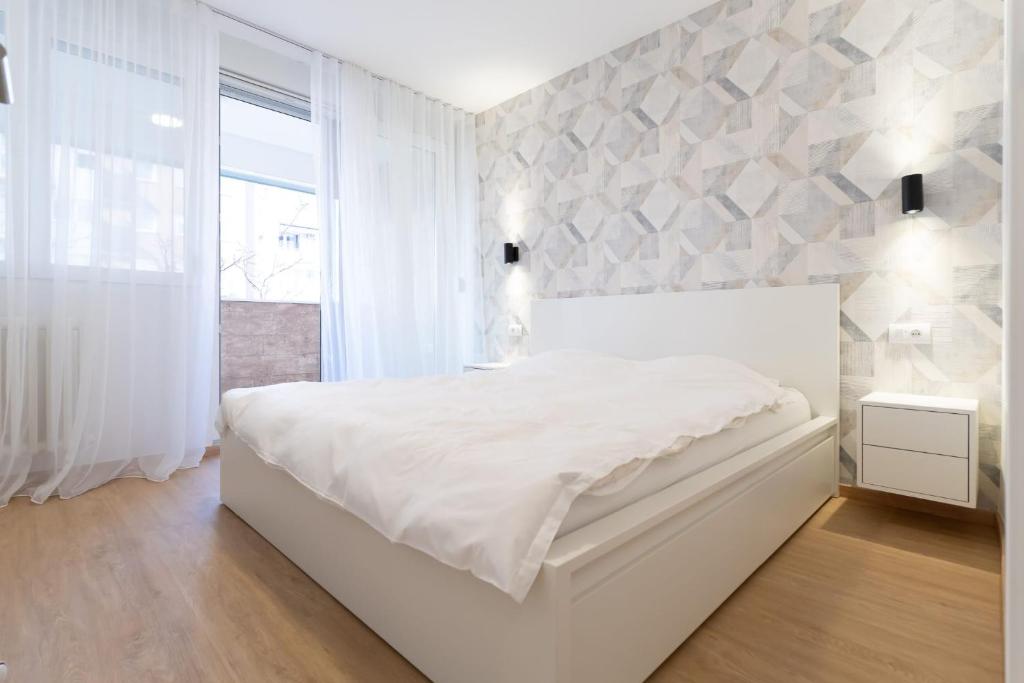 Sunny Apartment with Balcony and great Wi-Fi - 4