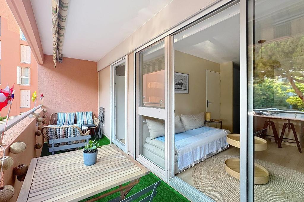 Charming Air-Conditioned Apartment with Terrace & Parking 600 m from the - 4
