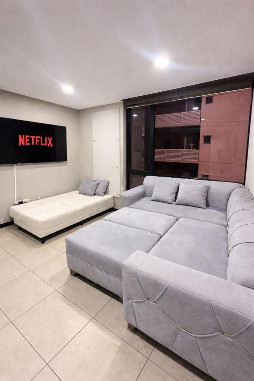 Apartamento moderno con vistas a la ciudad, 2 dormitorios, sala de estar y cocina equipada en la planta superior - 3