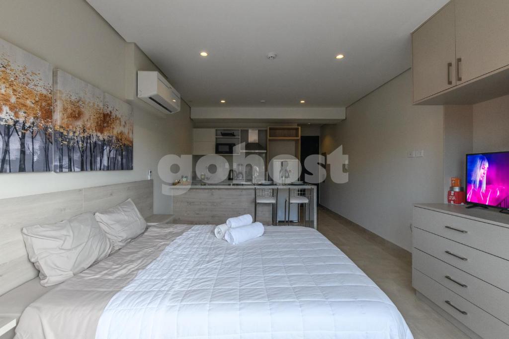 Brand new and cozy loft minutes from the Airport - 2