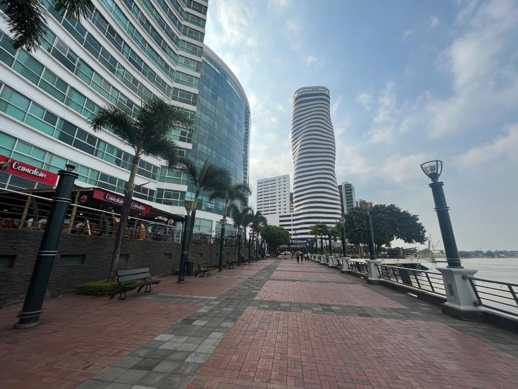 River front, suite con acceso a piscina, Puerto Santa Ana, Guayaquil - 5