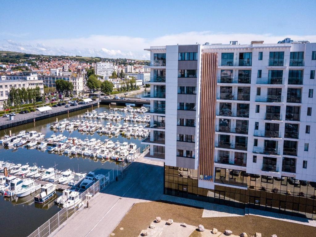 Relaxing Riverfront Apartment for 6 - 1