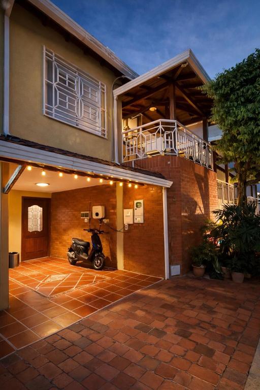 Cozy house with pool and club-style balcony - 1