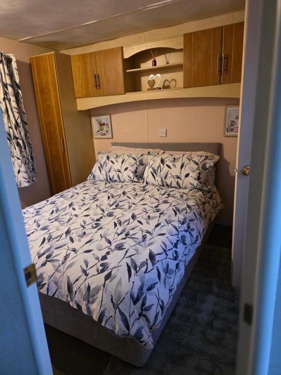 Dora's 5 Berth Static with stunning views photo 8