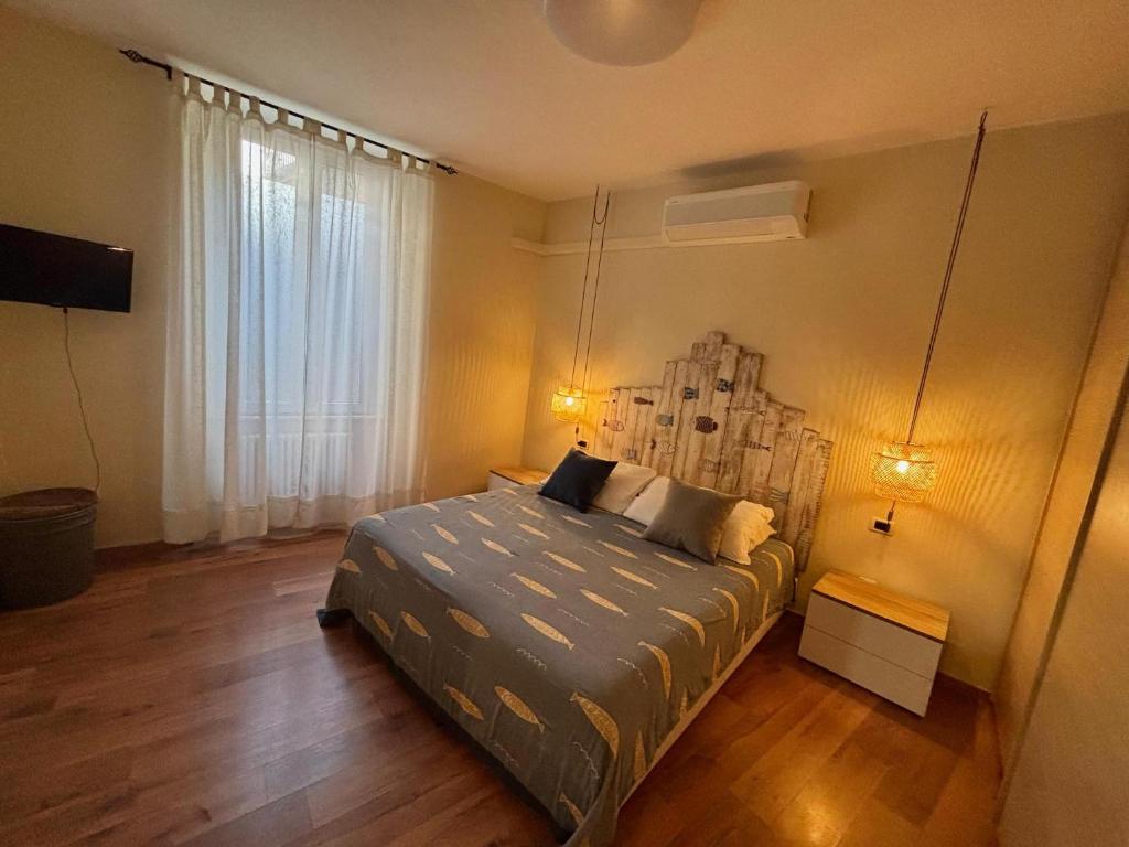 Lake Alley Apartment - 1