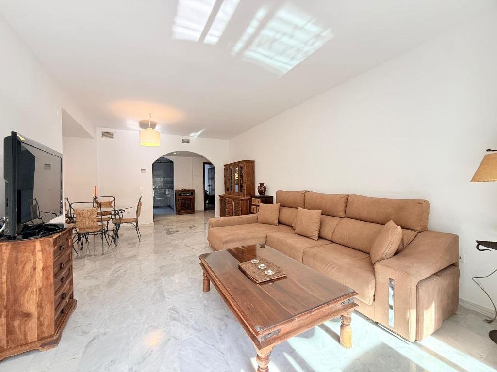 2 Bed Garden Apartment Benavista Direct Pool Access Walk to Golf, Tennis & Amenities - 4