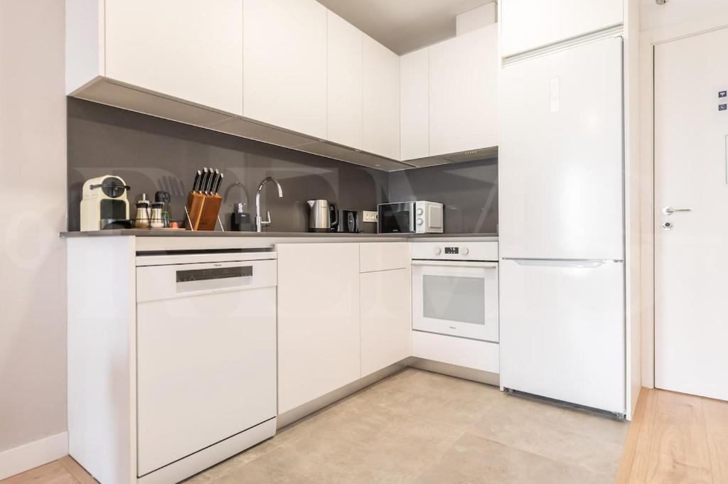 24th Floor Apartment with Views, Pool & Gym REMS - 4