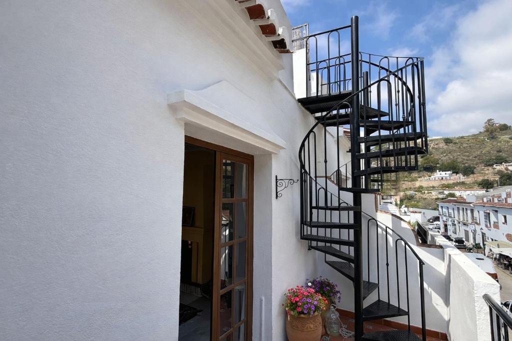 Charming 3-Bedroom Apartment in Scenic Frigiliana - 2