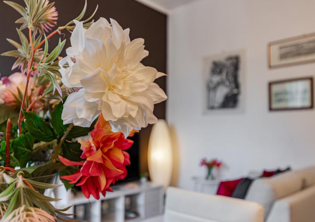 Hostly Santo Stefano Tower View Apartment - 4