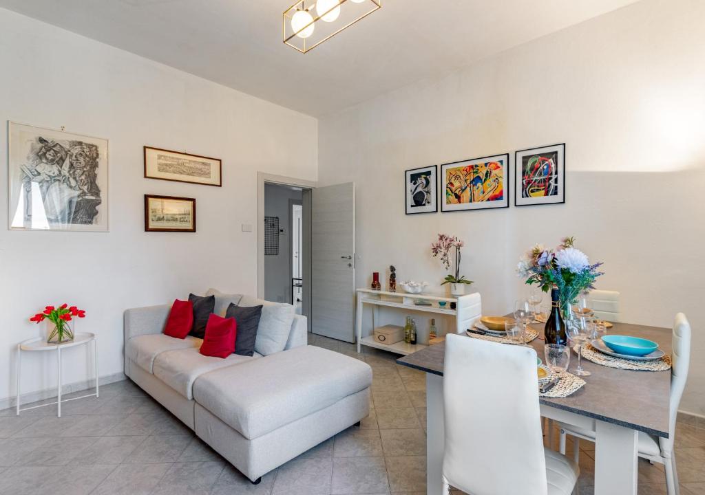 Hostly Santo Stefano Tower View Apartment - 5