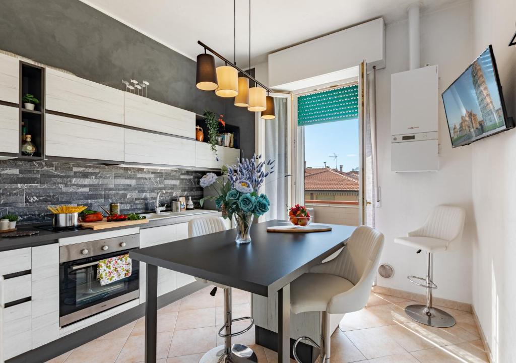 Hostly Santo Stefano Tower View Apartment - 3