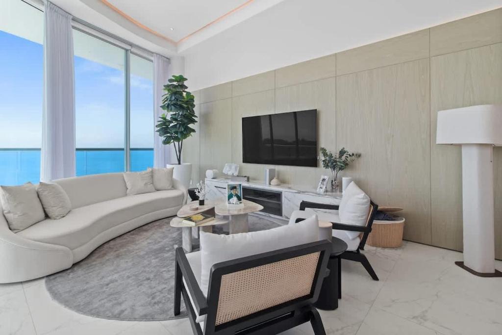 Luxury Beachfront 3BR Condo - 2