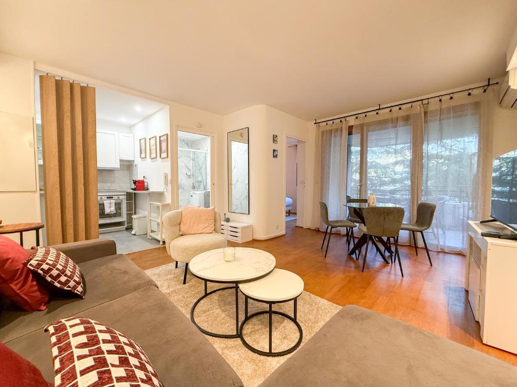 Central Cannes Apartment with Private Terrace - 5 Min to Croisette - ID1009 - 3