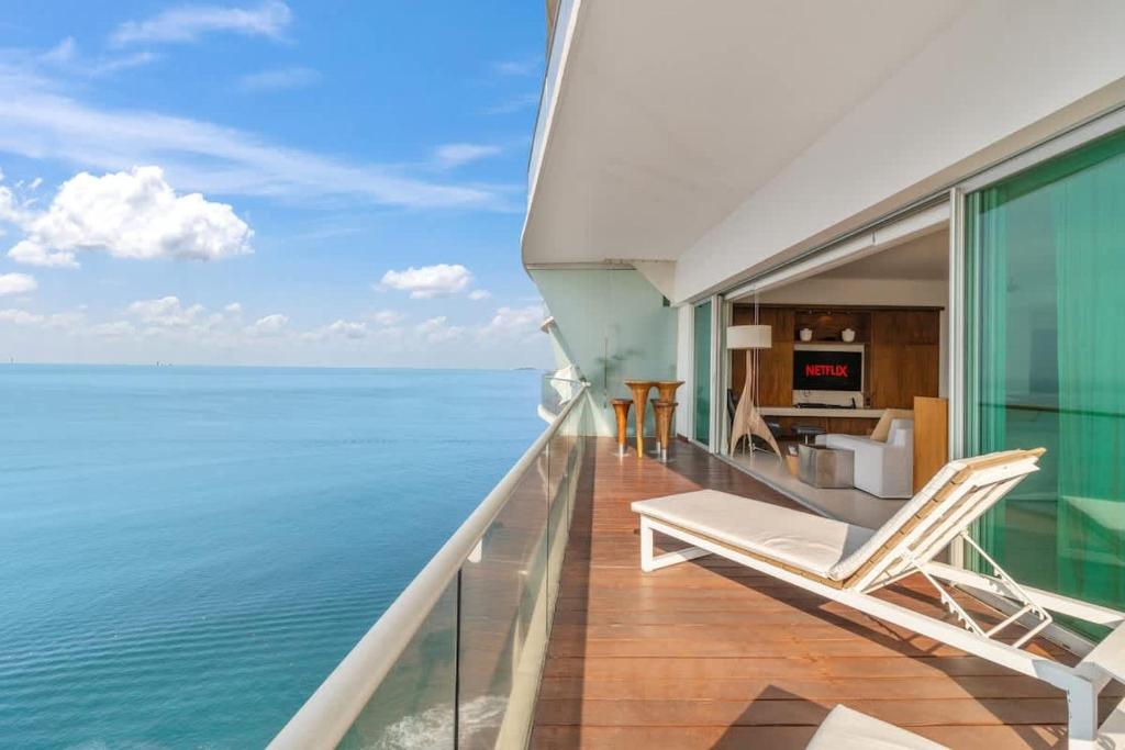 Luxury Beach Front Condo 21st Floor Views - 1