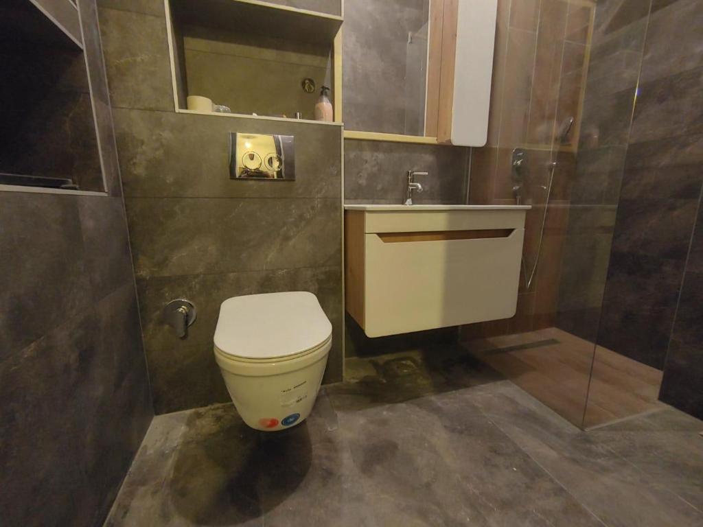 NEWLY RENOVATED Family Room in city centre - 5
