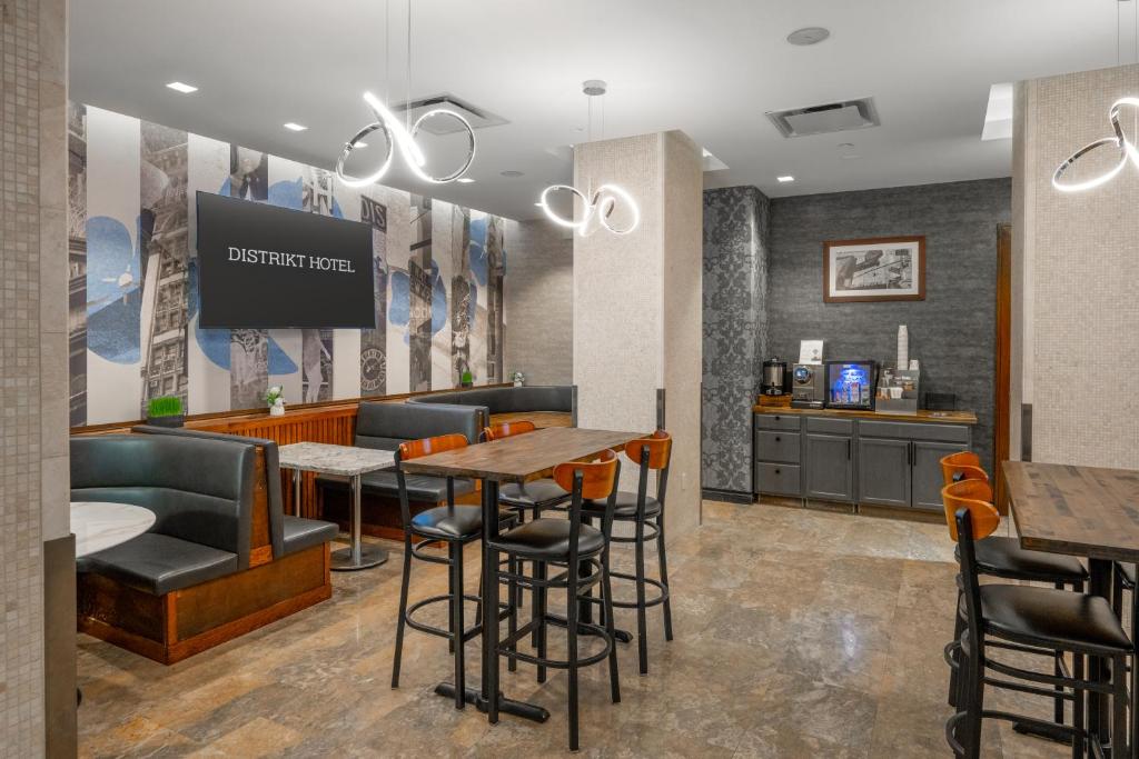 Bar/lounge, Distrikt Hotel New York City, Tapestry Collection by Hilton in New York (NY)