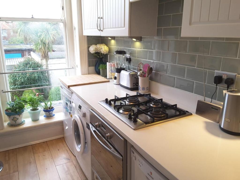Eclectic Hove Apartment by the Sea photo 6