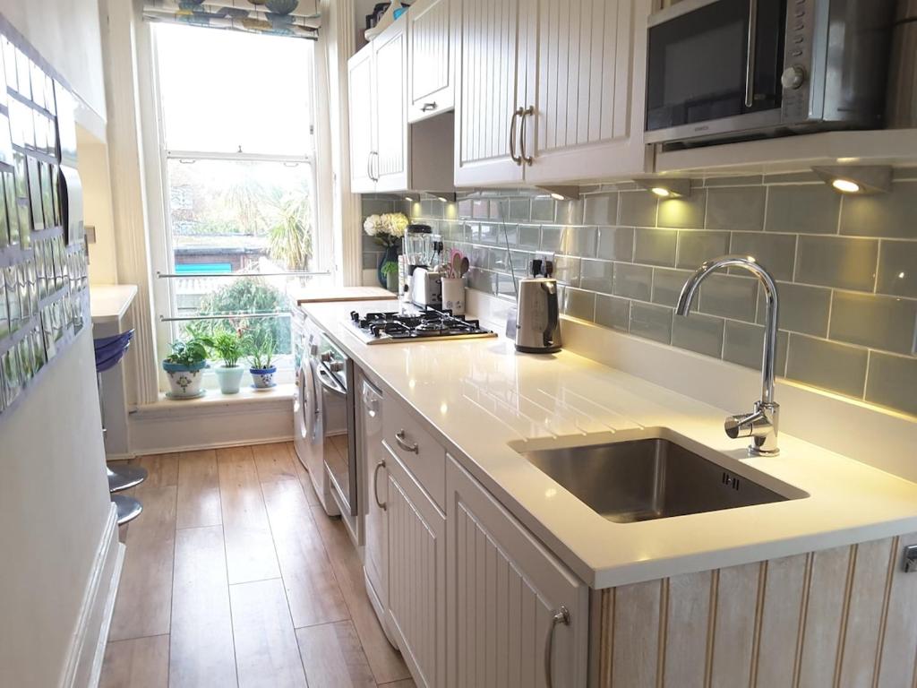 Eclectic Hove Apartment by the Sea - photo 3