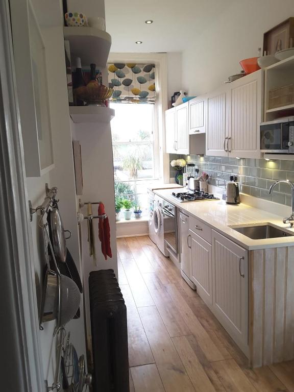 Eclectic Hove Apartment by the Sea photo 8