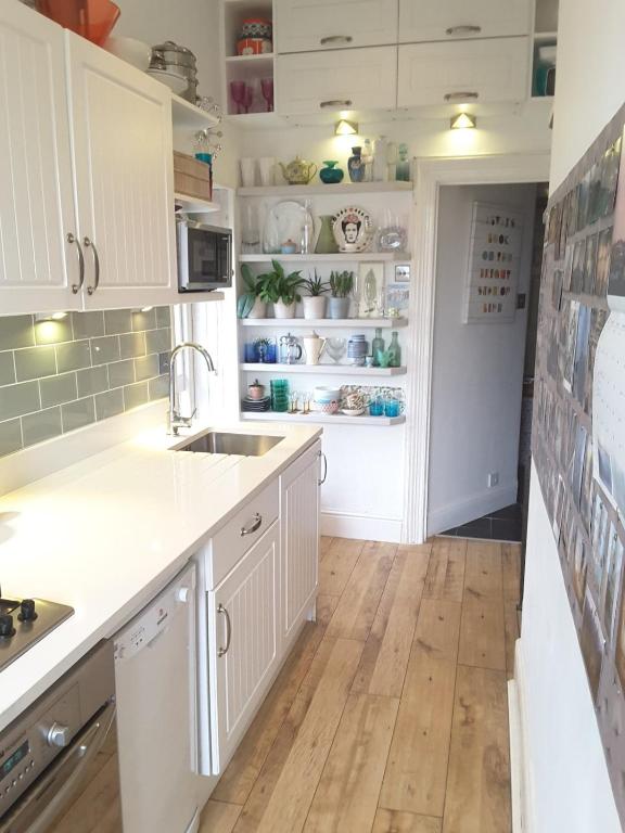Eclectic Hove Apartment by the Sea photo 7
