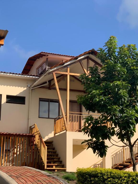 The Riverfront Mini Mansion, 4 Bedrooms & VIP Suite, Near City Center - 1