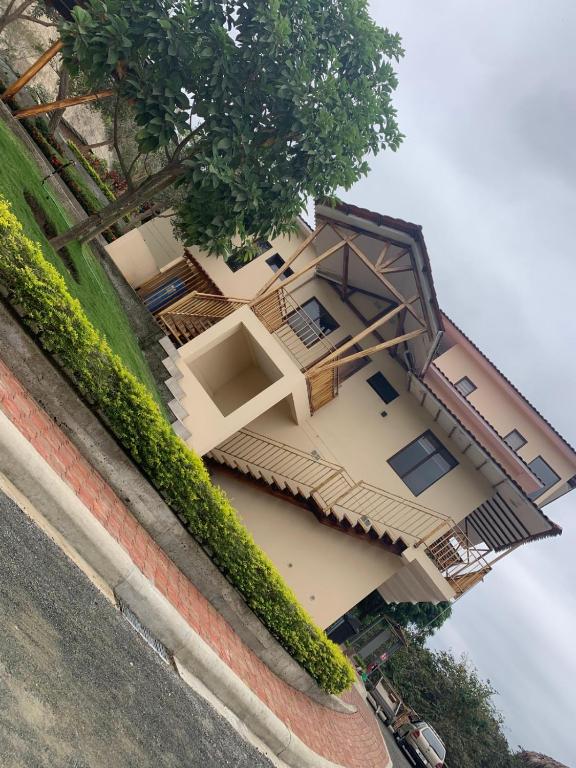 The Riverfront Mini Mansion, 4 Bedrooms & VIP Suite, Near City Center - 2