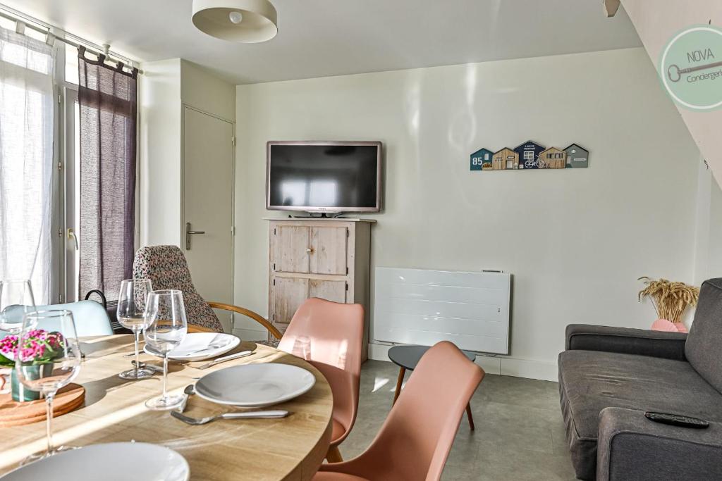 House and adjoining studio to accommodate 8 people - 3