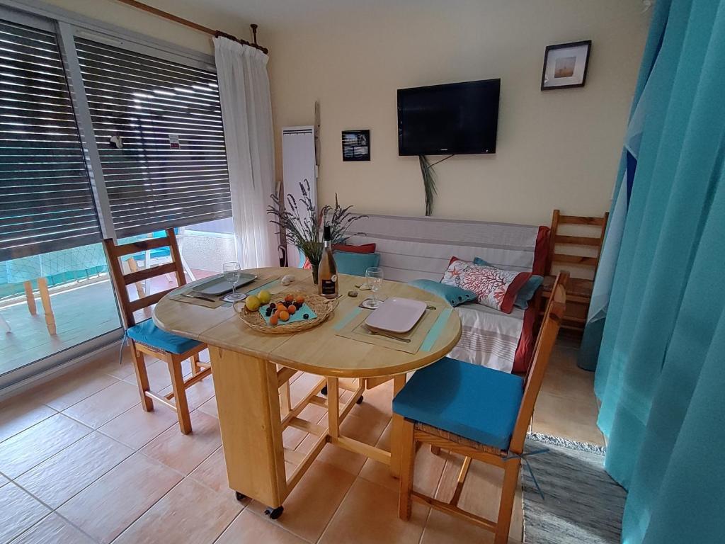 JOLI STUDIO avec terrasse et garage, Vue sur collines - 4