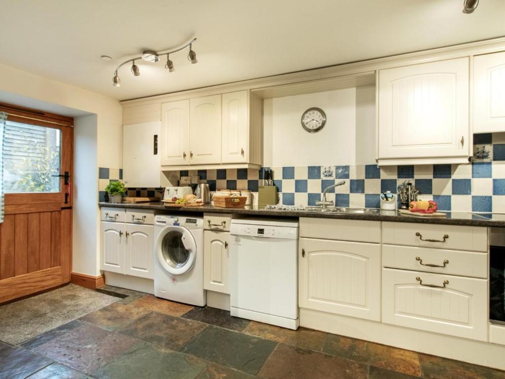 3 Bed Cottage Sherborne photo 6