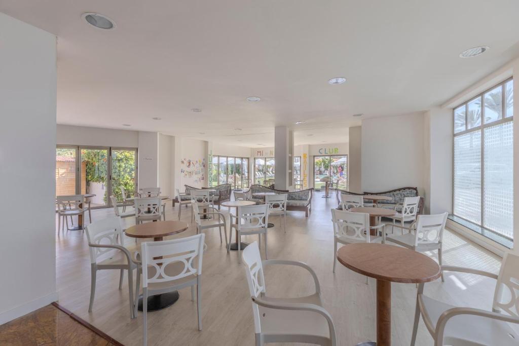 BLUESEA Brisa Roquetas — Restaurant & bars in Roquetas de Mar, Andalusia