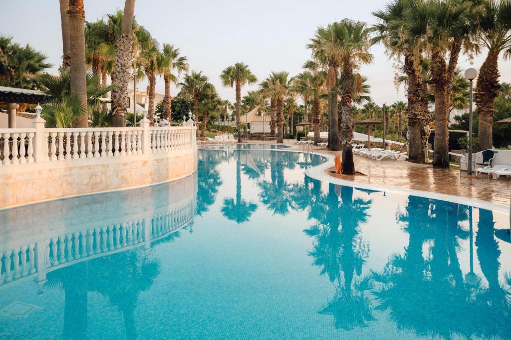 BLUESEA Marina Parc — Swimming pool in Arenal d'en Castell, Balearic Islands