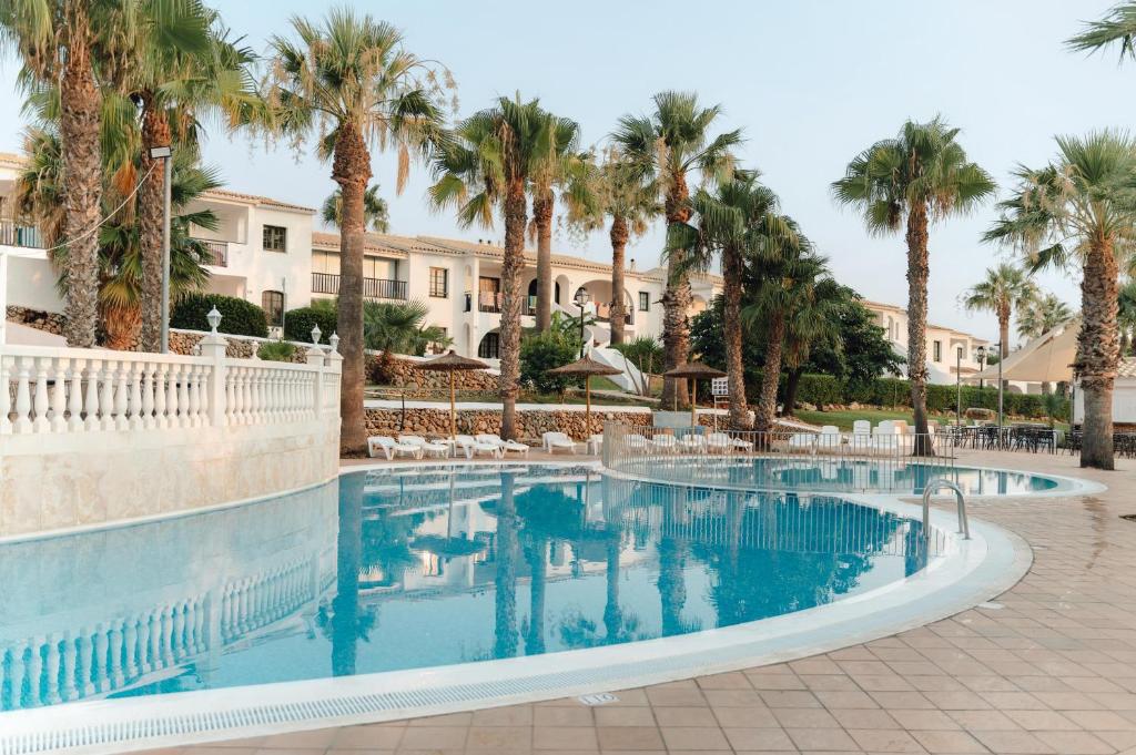 BLUESEA Marina Parc — Swimming pool in Arenal d'en Castell, Balearic Islands