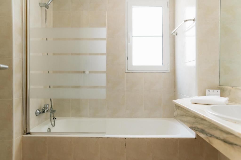 BLUESEA Marina Parc — Hotel rooms in Arenal d'en Castell, Balearic Islands