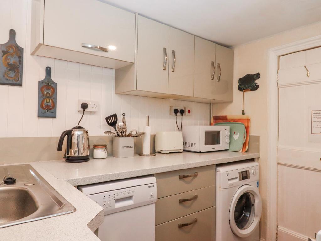 Yew Tree Cottage, Dartmouth photo 5