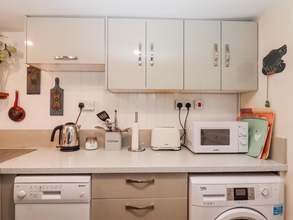 Yew Tree Cottage, Dartmouth photo 7