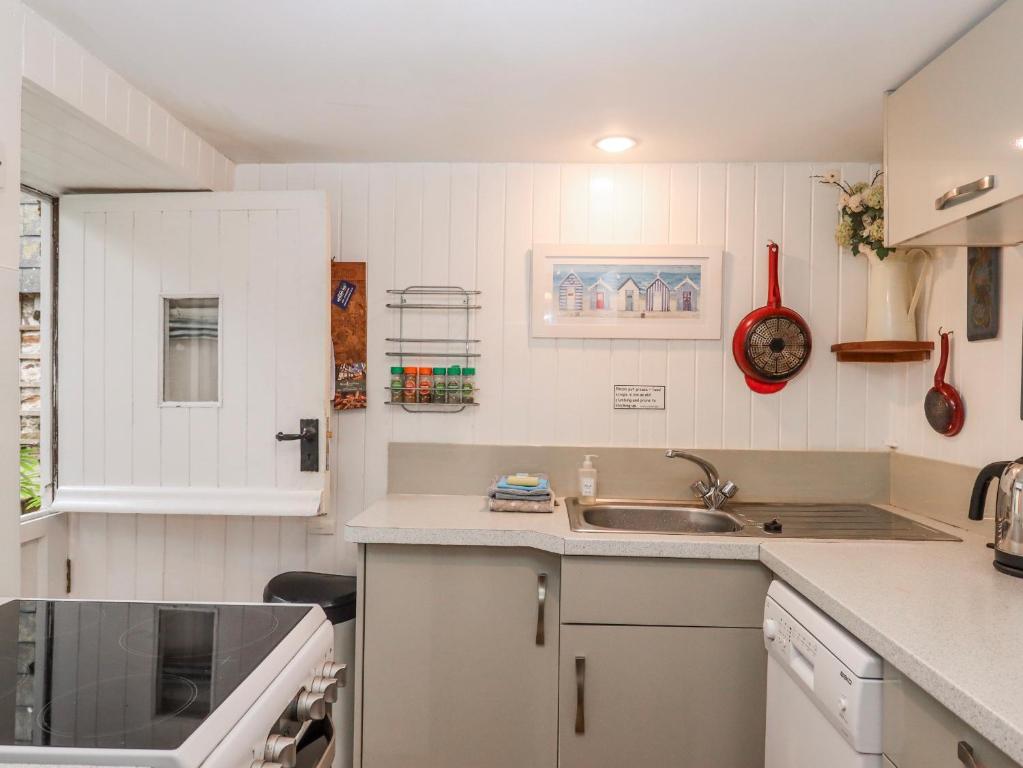 Yew Tree Cottage, Dartmouth photo 6