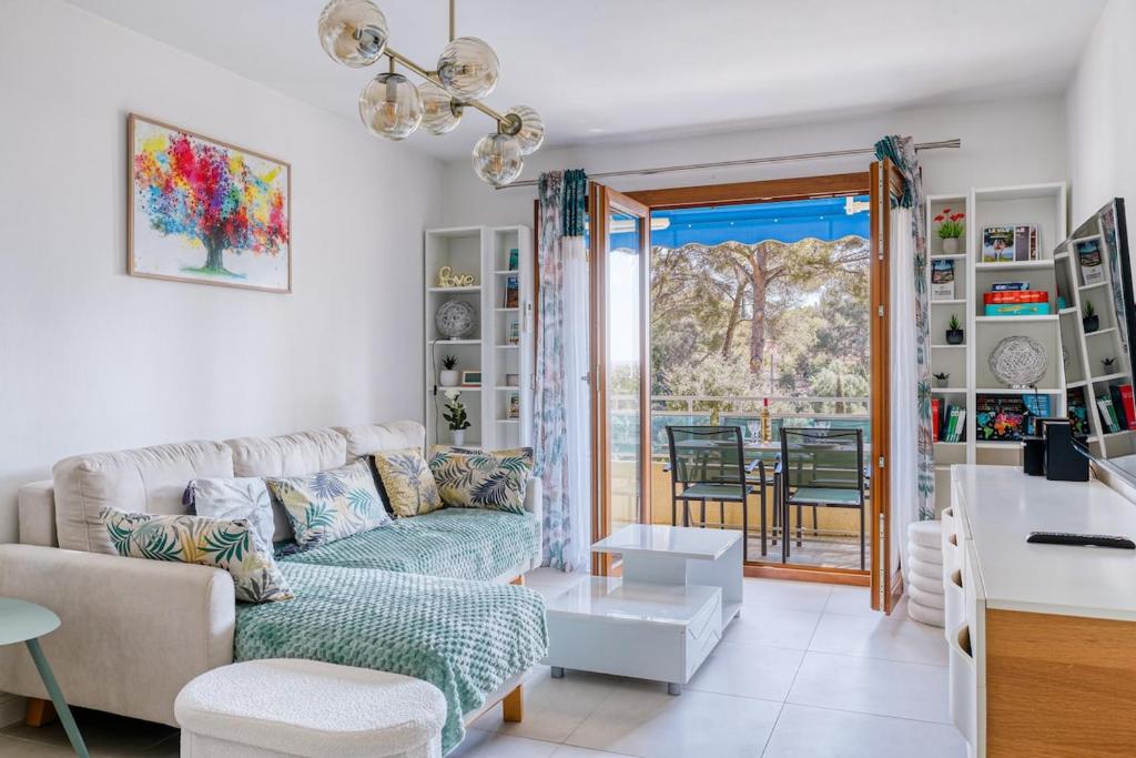Stunning modern 2 Br with pool 5-min walk to - 1