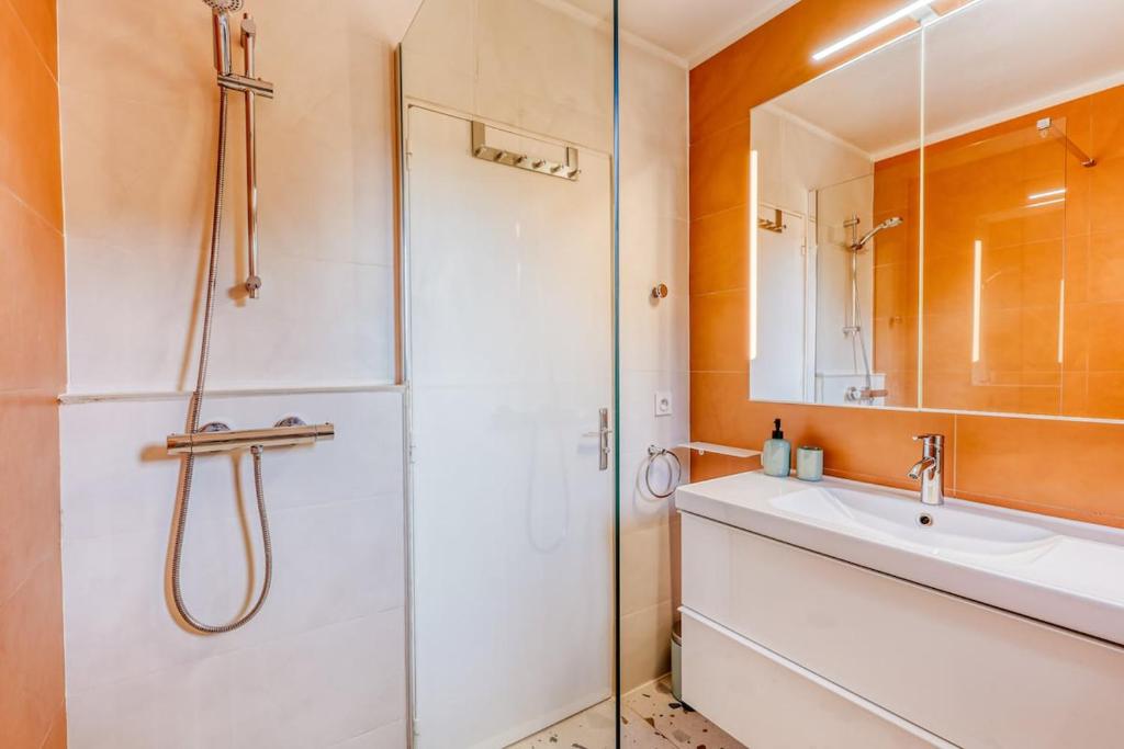 Stunning modern 2 Br with pool 5-min walk to - 4