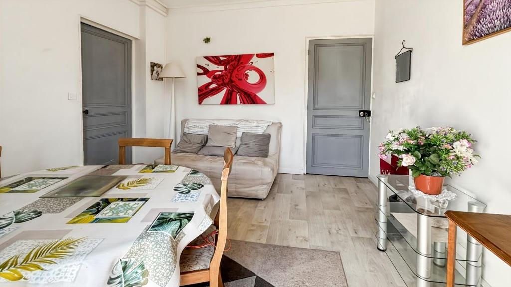 Family 3-Bedroom Apartment Near Downtown Cannes - 3