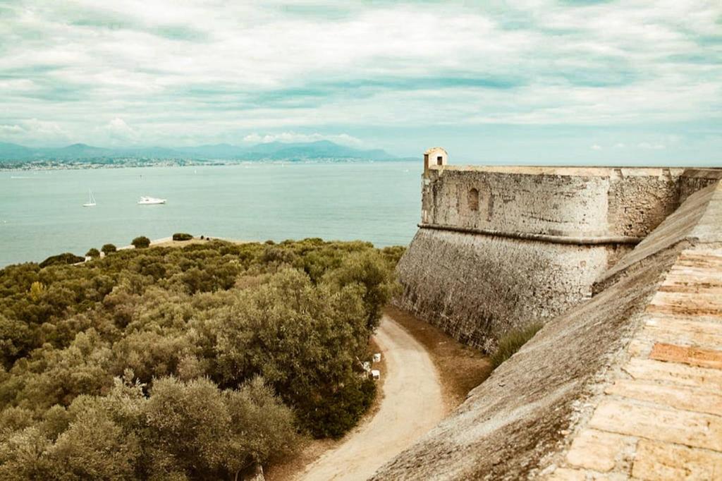 Au cœur du Vieil Antibes, T2 confort absolu en front de mer - 2