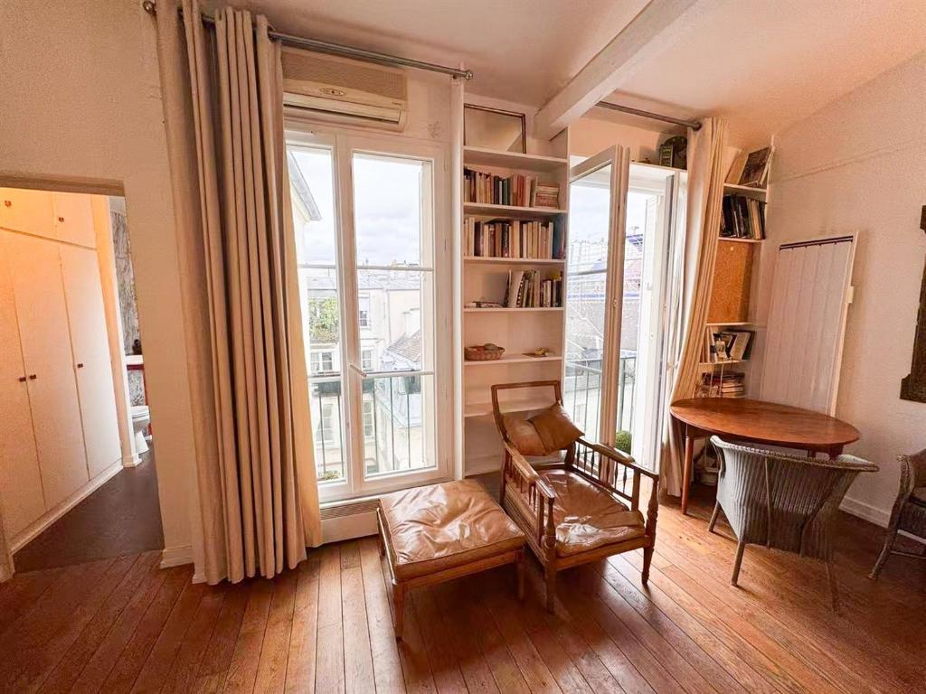 8 Historic Latin Quarter Flat Walk to Louvre & Metro - 2