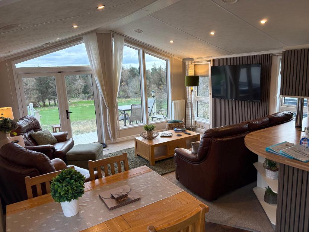 Hot Tub Lodge with Panoramic Views & Free Golf photo 4