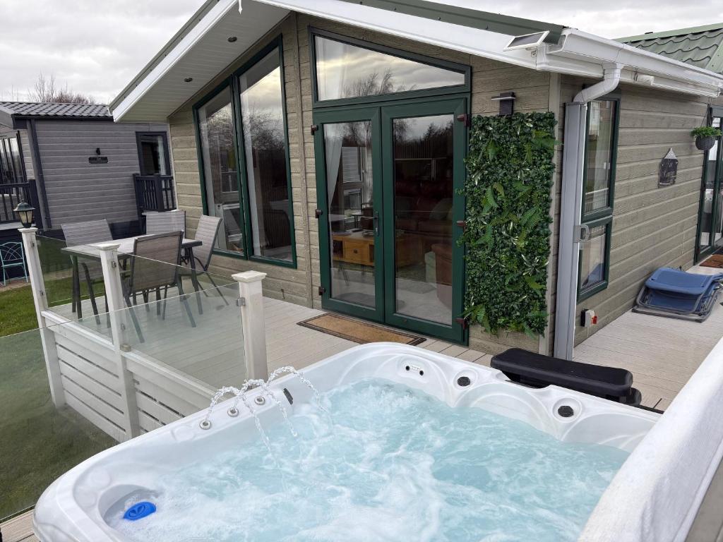 Hot Tub Lodge with Panoramic Views & Free Golf, Shilbottle - pet-friendly stay
